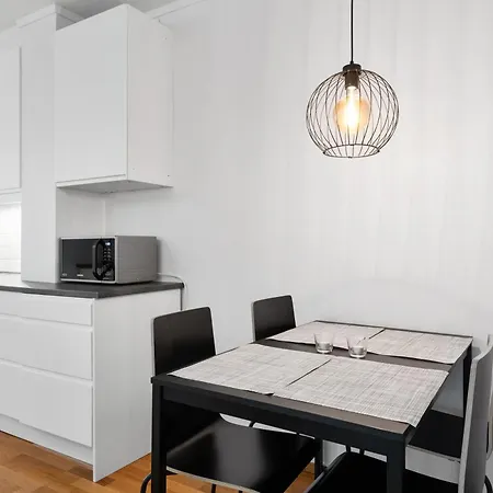 Bak Bryggen, Moderne 2 Soverom Med Balkong Apartment