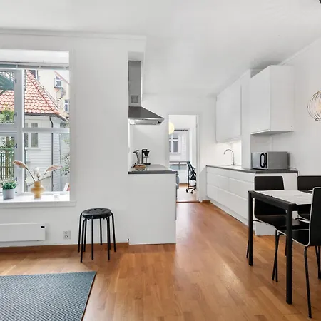 Bak Bryggen, Moderne 2 Soverom Med Balkong *